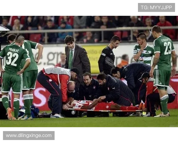 足球明星在比赛中突然晕倒引发关注视频播放瞬间令人心痛 足球明星在比赛中突然晕倒引发关注视频播放瞬间令人心痛