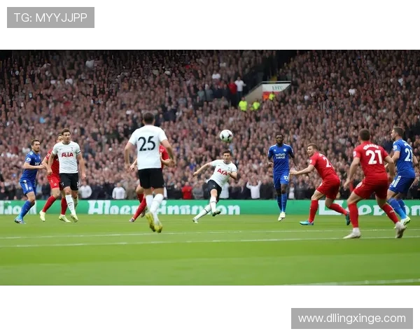 高清足球明星壁纸精选让你随时感受绿茵场上的激情与荣耀 高清足球明星壁纸精选让你随时感受绿茵场上的激情与荣耀